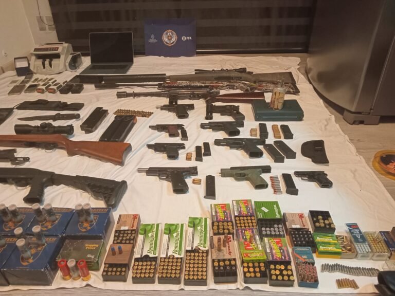 “Con las manos en la masa”: detienen a productor de drogas de diseño con un arsenal de armas