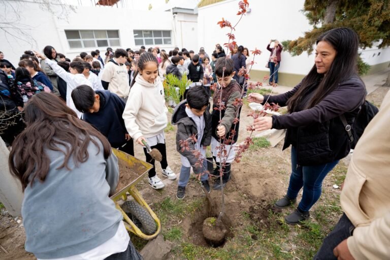 En el Día del Árbol, alumnos de la Escuela N° 126 plantaron distintas especies para generar conciencia