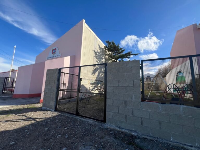 Realizan un muro perimetral y una rampa para mejorar la accesibilidad en la Escuela N°519