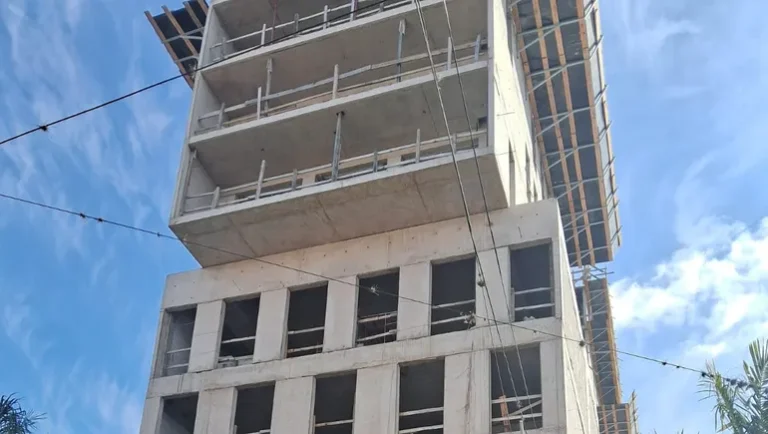 Accidente fatal: cuatro obreros murieron en una obra al caer de un montacargas