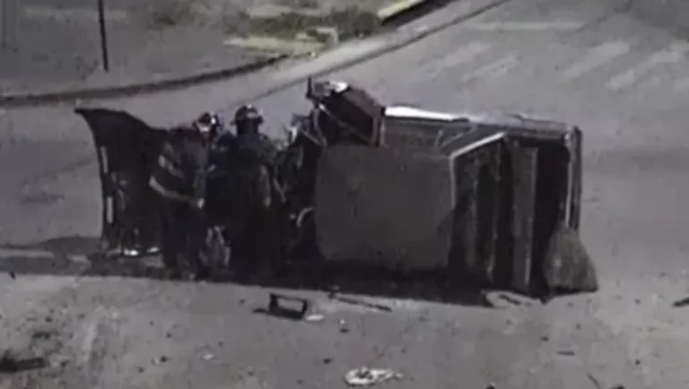 Insólito: perdió el control del auto, se incrustó en un semáforo y salió caminando