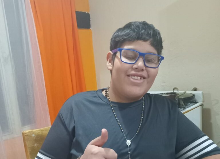 Una madre organiza una venta de tortas fritas para costear el viaje médico de su hijo