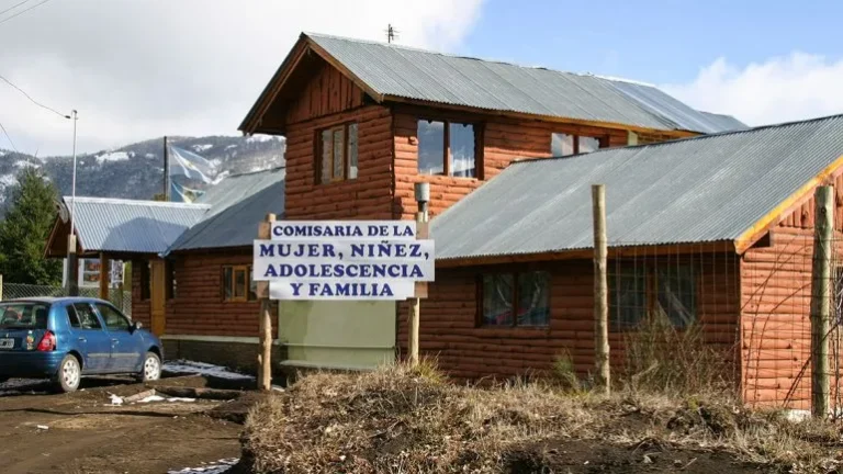 Brutal intento de femicidio: una mujer fue golpeada, abusada y arrojada por una escalera