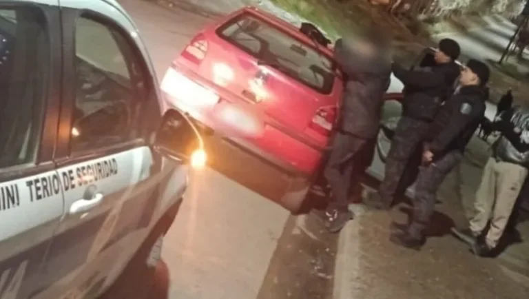 Circulaba sin luces, lo detuvieron y le encontraron 400 gramos de cocaína