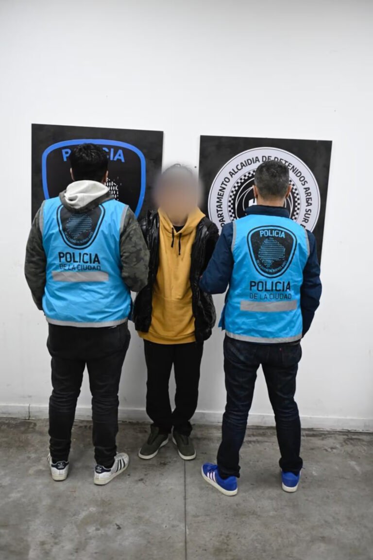 Detuvieron a un hombre acusado de pedir fotos a menores a cambio de créditos para un videojuego