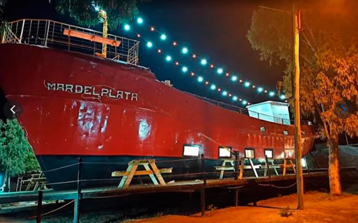 Tardó 10 años en cumplir su sueño: era trabajador petrolero y convirtió un barco abandonado en un restaurante