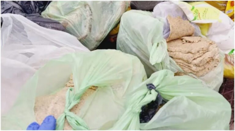 Escándalo: detuvieron a un vendedor ambulante por hacer milanesas con papel higiénico