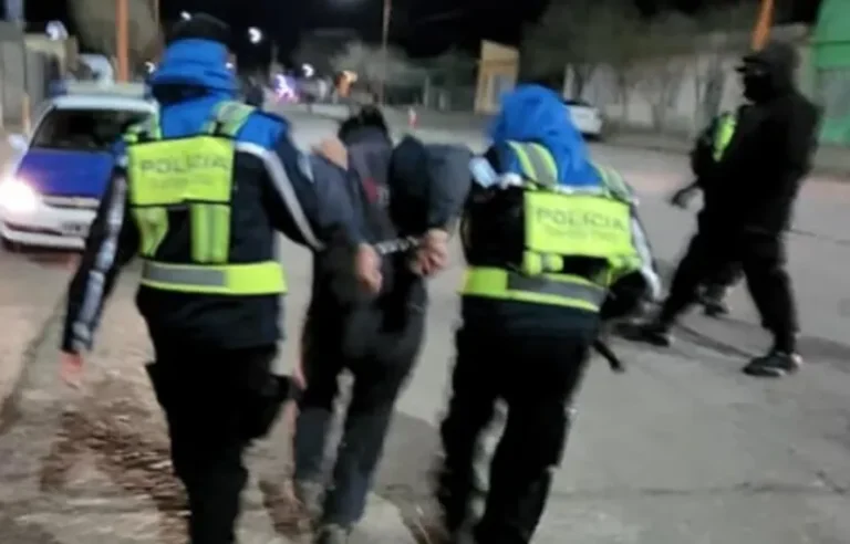 Noche violenta: peleó en un bar, lo detuvieron y destrozó la comisaría