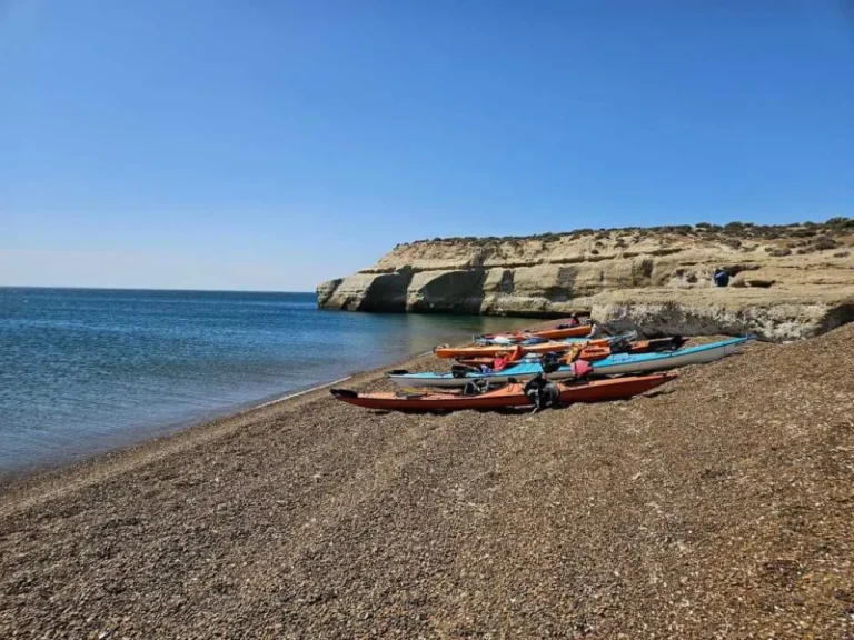 Detuvieron a un hombre que ofrecía paseos en kayak con perfiles falsos y abusaba de mujeres