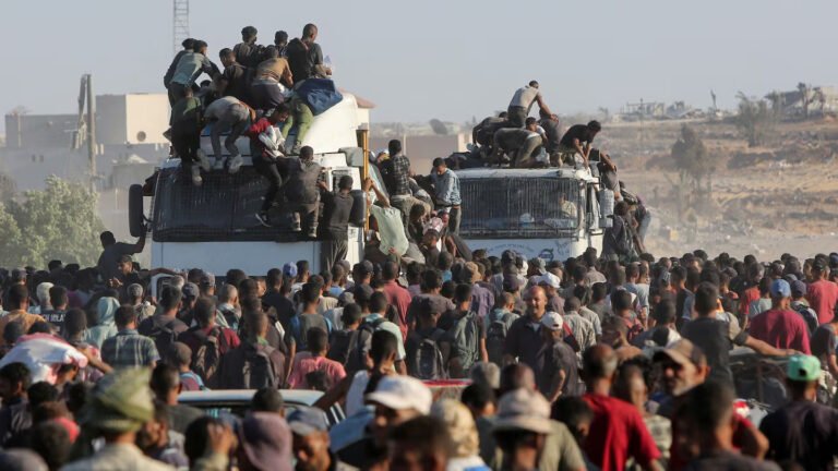 Saqueos y tragedia en Gaza: volcó un camión que transportaba alimentos y murieron 20 personas