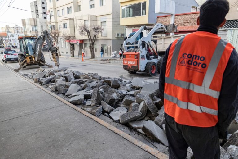 El plan de reparación y mantenimiento de calles comenzó a trabajar en la avenida Rivadavia