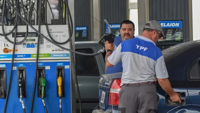 Desde septiembre, el impuesto a los combustibles se actualizará por inflación y subirá el precio de las naftas