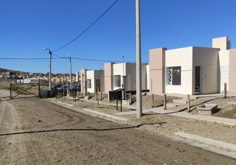 Más de 600 damnificados por estafas con viviendas del IPV: prorrogan la investigación contra Vanesa Fita