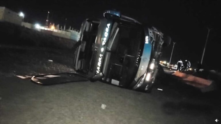 Volcó un colectivo con 30 pasajeros que se dirigía a Comodoro