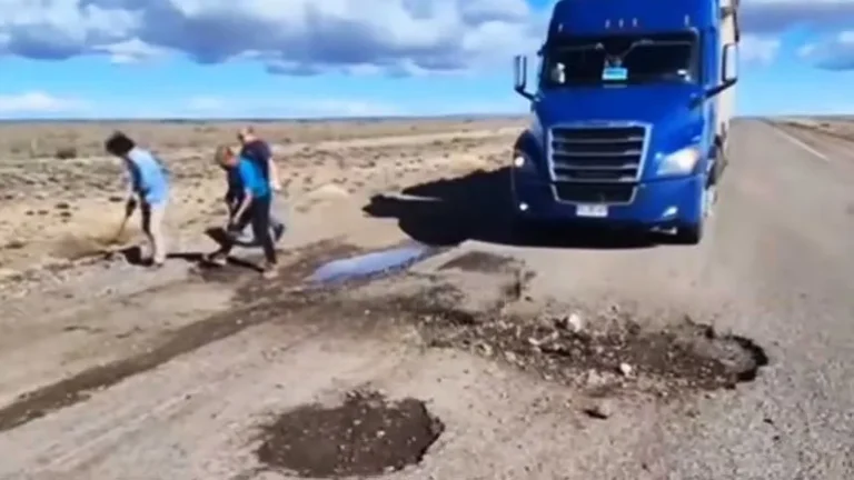 Ante el deterioro de la Ruta 40, camioneros chilenos taparon baches para continuar su trayecto