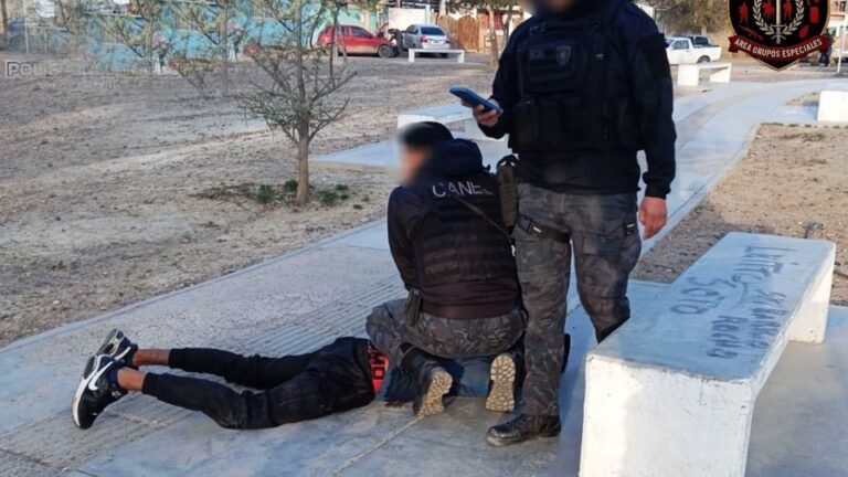 Un joven ebrio le arrojó una botella a policías y terminó tras las rejas