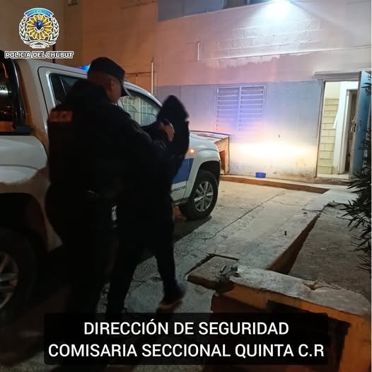 Tomaba bebidas con un amigo, se puso agresivo y causó destrozos en la vivienda
