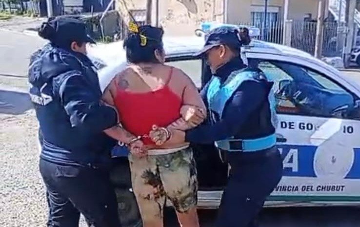 Estaba usurpando una casa, la fueron a desalojar y se puso agresiva: terminó detenida