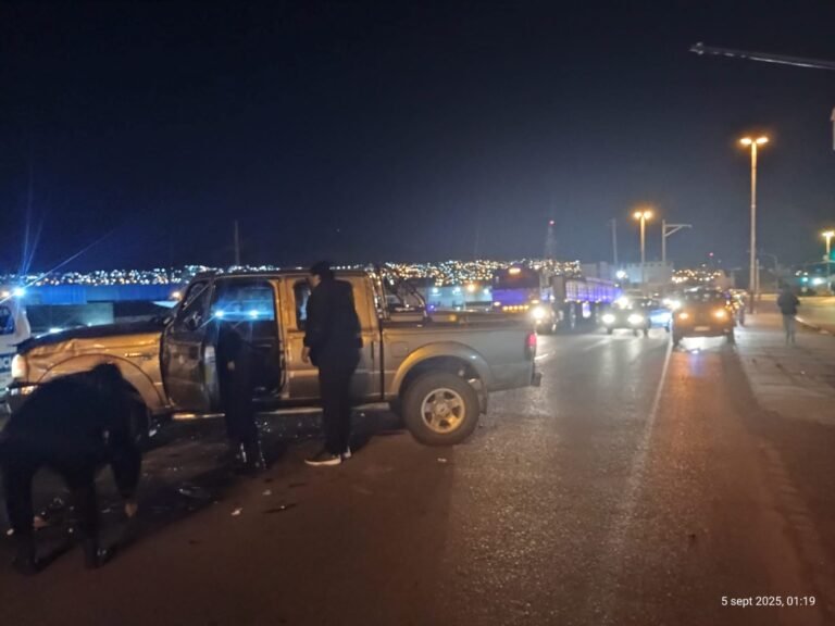 Perdió el control al subir a la banquina y volcó con su camioneta