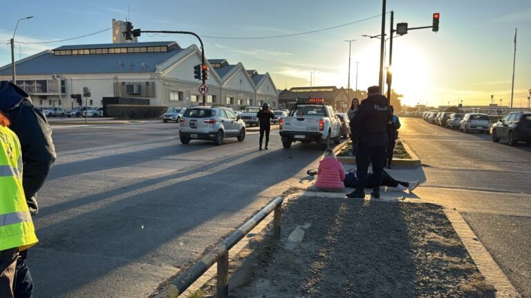 Salieron a caminar, un auto los atropelló y terminaron heridos en el Hospital Regional