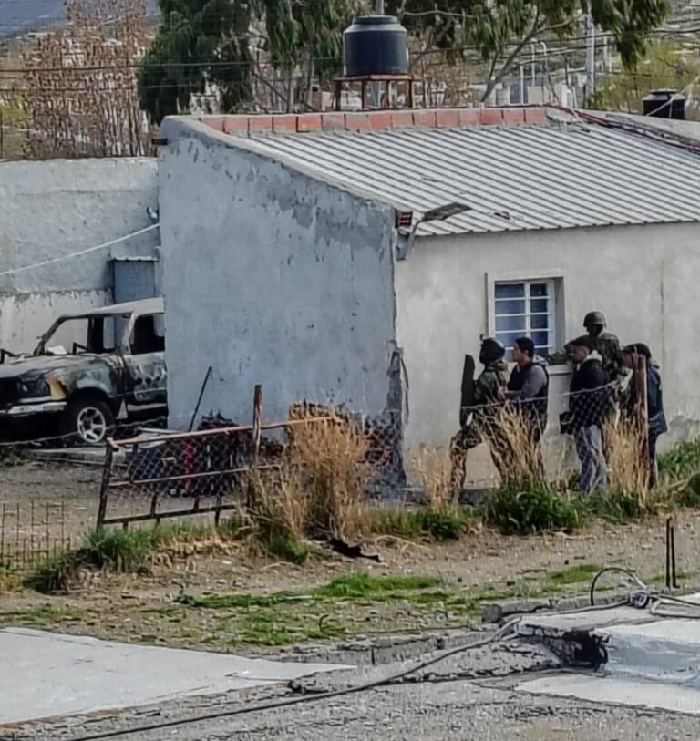 Se atrincheró en su vivienda, armado con un cuchillo y en presencia de sus hijos