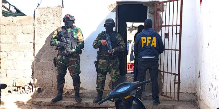 Detuvieron a tres personas que tenían encerrada a una mujer en una diminuta habitación