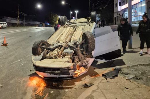 Choque y vuelco en Avenida Hipólito Yrigoyen: un acompañante resultó herido