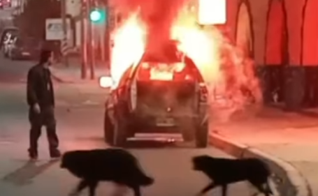 Iba al manejando por el Centro y su vehículo se comenzó a prender fuego