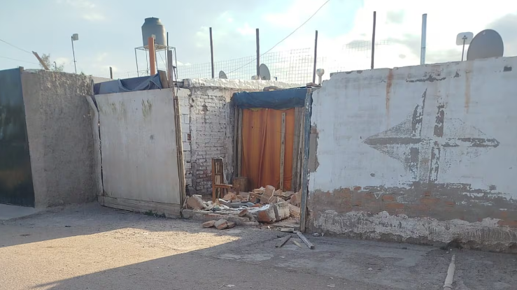 Un motociclista se incrustó en una casa, una pared se derrumbó y aplastó a una nena