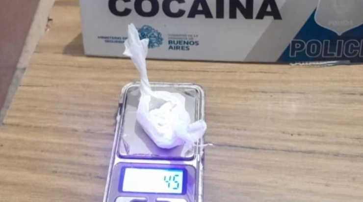 Un hombre escondió cocaína entre una docena de facturas para entrarla en la cárcel y terminó preso