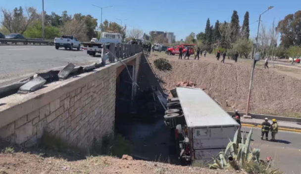 Volcó un camión con carne y los vecinos intentaron robar la carga: la policía tiró balas de goma