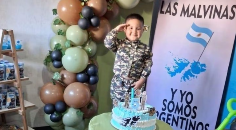 Tiene 5 años, es fanático de Malvinas y festejó su cumpleaños con esa temática