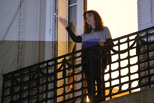 “Salí de la burbuja”: Cristina bailó por el triunfo en PBA y tuiteó contra Milei y su hermana