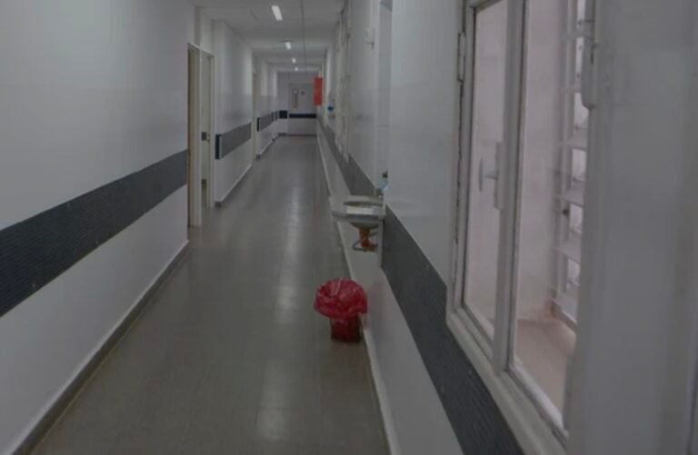 Violencia en el hospital: Atacó a otra paciente y a policías en la guardia