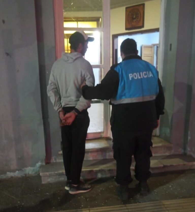 Forzaba las puertas de comercios, fue demorado y le secuestraron un arma blanca