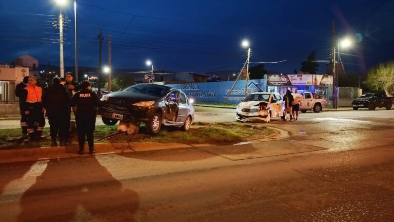Vehículo terminó arriba del boulevard tras impactar con otro rodado