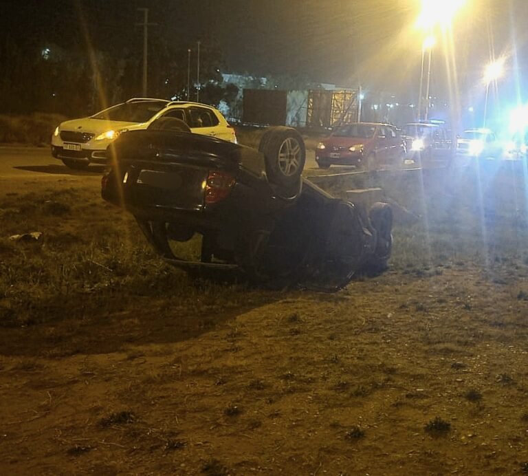 Un conductor alcoholizado protagonizó un vuelco en la rotonda de la Ruta 3 y 26