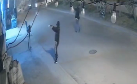 Dos hombres encapuchados balearon una barbería del barrio Moure