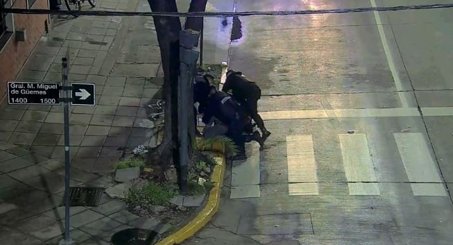 “Lo aplastaron y lo dejaron sin vida”: un hombre murió tras ser reducido por policías