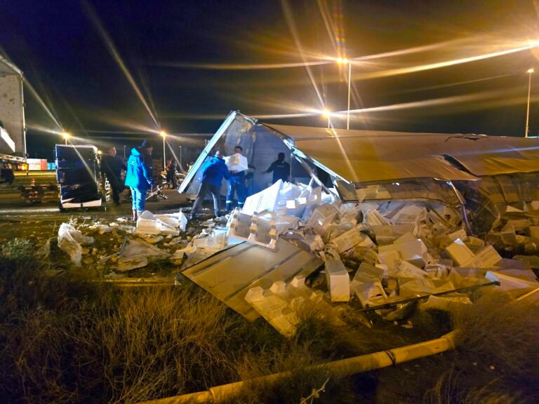 Volcó un camión con salmón: La policía intervino por intento de saqueo a la carga