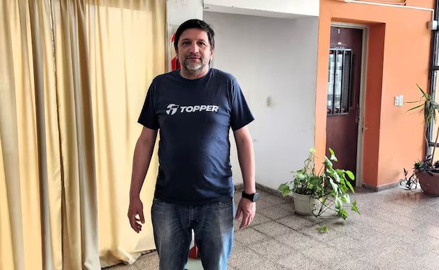 De portero a profesor: a los 51, Sebastián cumplió su sueño de enseñar Historia