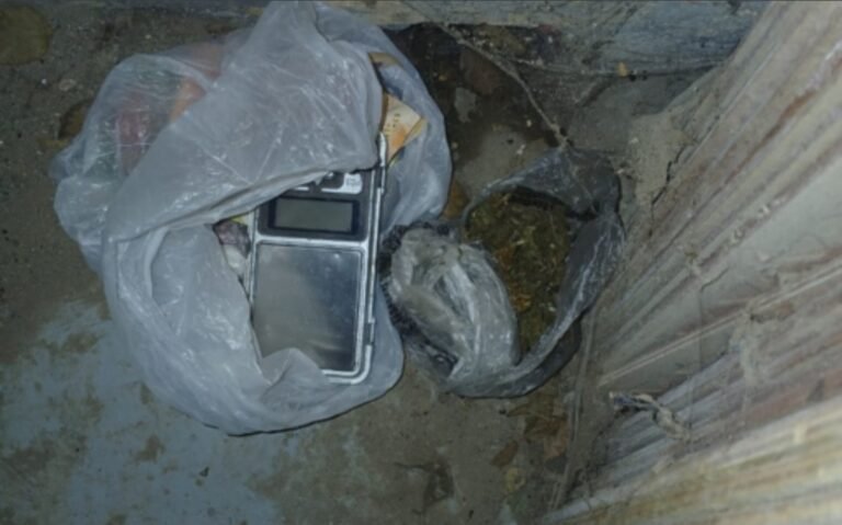 Policías fueron por un disturbio familiar y encontraron drogas