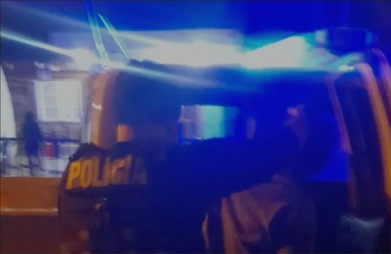 Se negaron a atenderlo en un kiosco y les arrojó un ladrillo