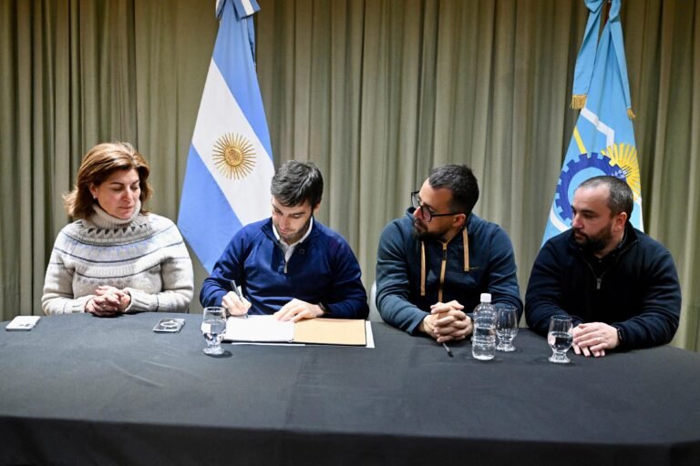 Torres encabezó la apertura de sobres para la repavimentación del tramo “Facundo – Los Tamariscos” y firmó el inicio de obra de la Malla 632