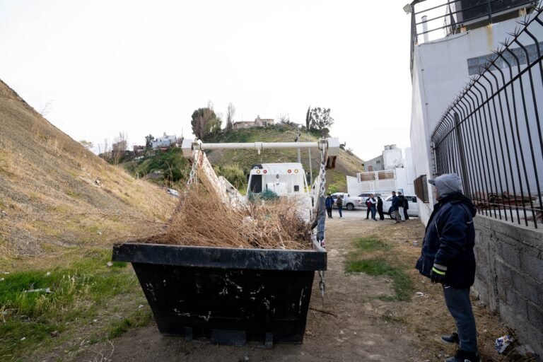 Intensifican tareas de contención y limpieza en el cerro para proteger viviendas