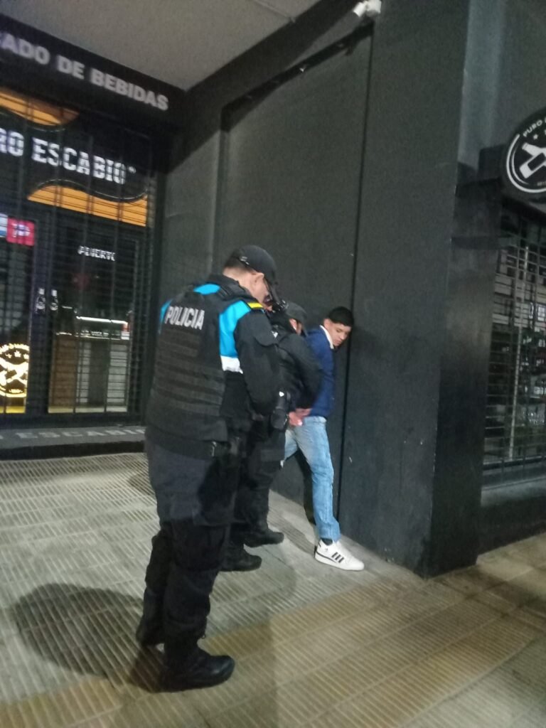 Intentaba abrir autos, insultó a la policía y terminó tras las rejas