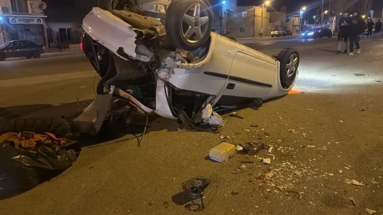 Por una falla mecánica, perdió el control del auto y volcó