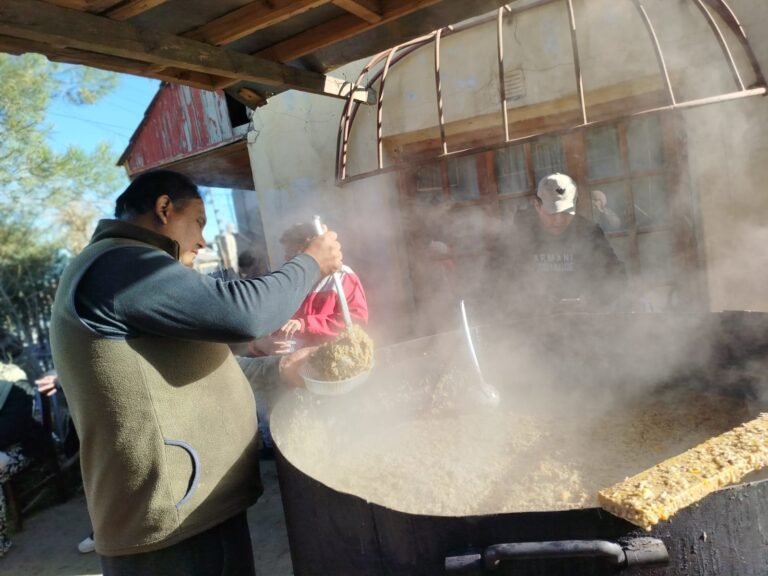 Con una feria de empanadas, reúnen fondos para la última olla popular de invierno