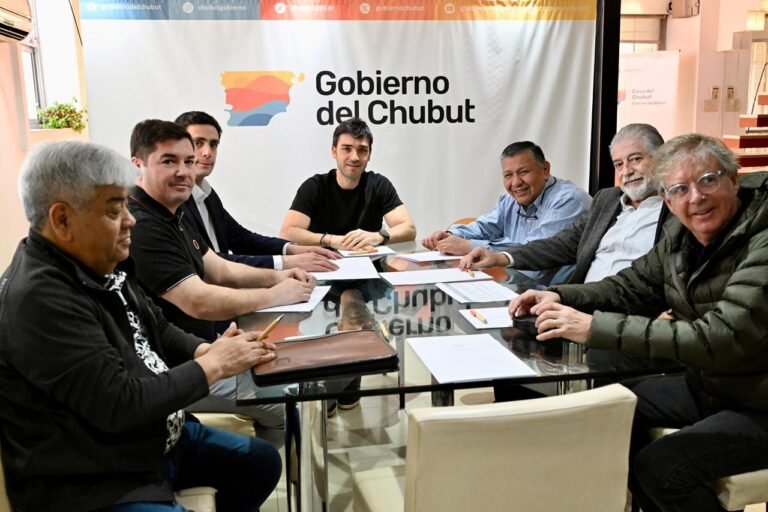 Traspaso del área El Tordillo a Crown Point Energy: garantizan estabilidad laboral para 450 familias