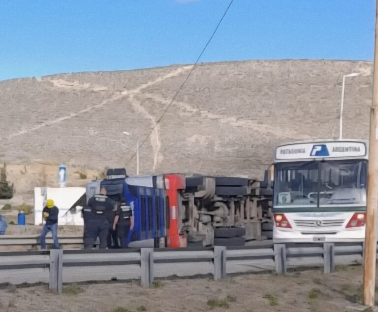 Vuelco de camión brasileño en 3 y 26: el conductor fue hospitalizado